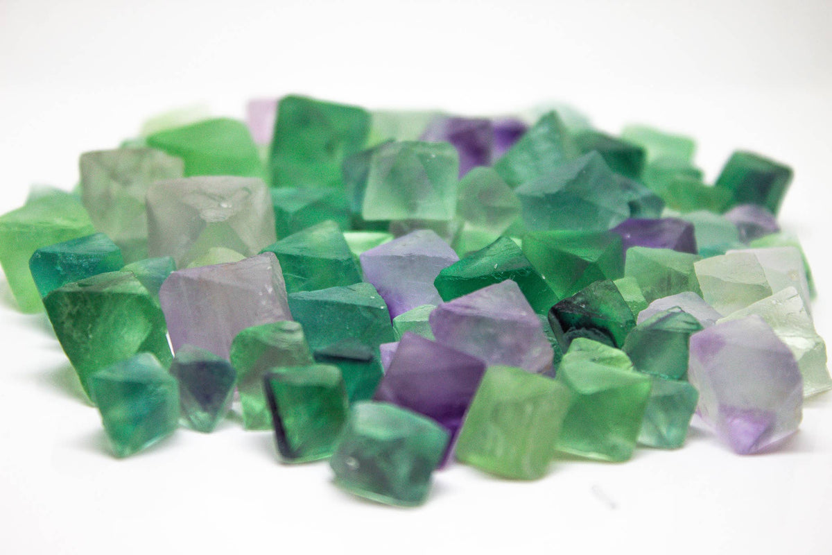 Regnbågsfluorit - oktaeder (7-25 mm)