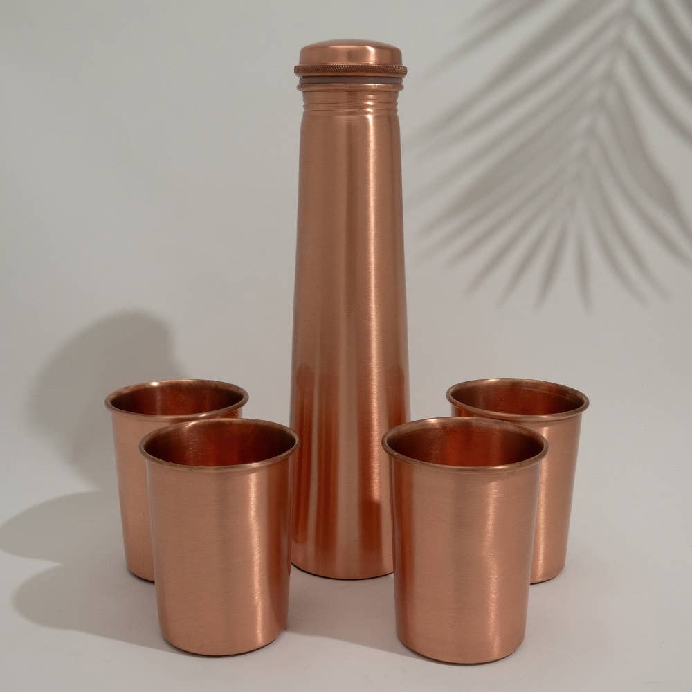 Käsintehty kuparinen juomasetti – 950ml pullo + 4 mukia